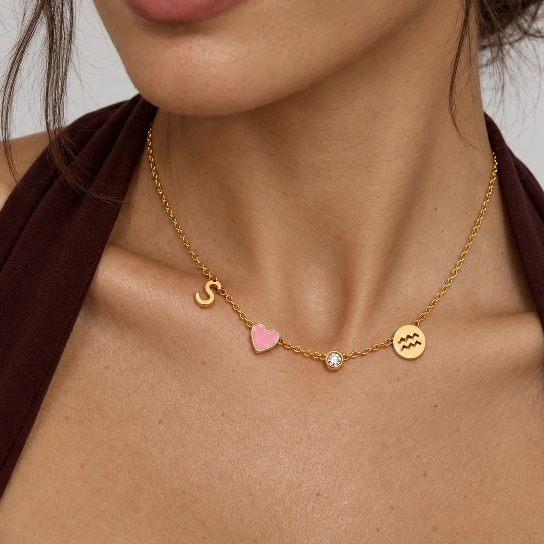 COLLIER AVEC INITIALE EN FORME DE CŒUR