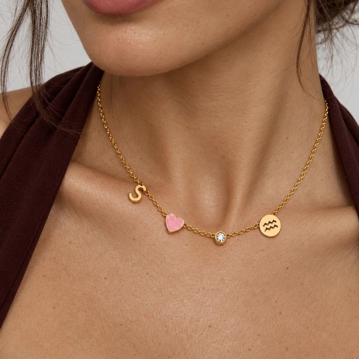 COLLIER AVEC INITIALE EN FORME DE CŒUR