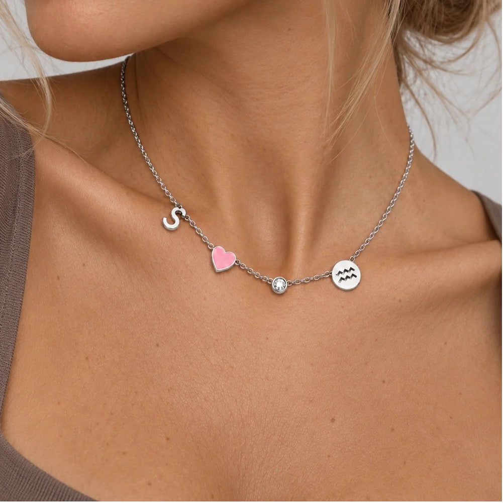 COLLIER AVEC INITIALE EN FORME DE CŒUR