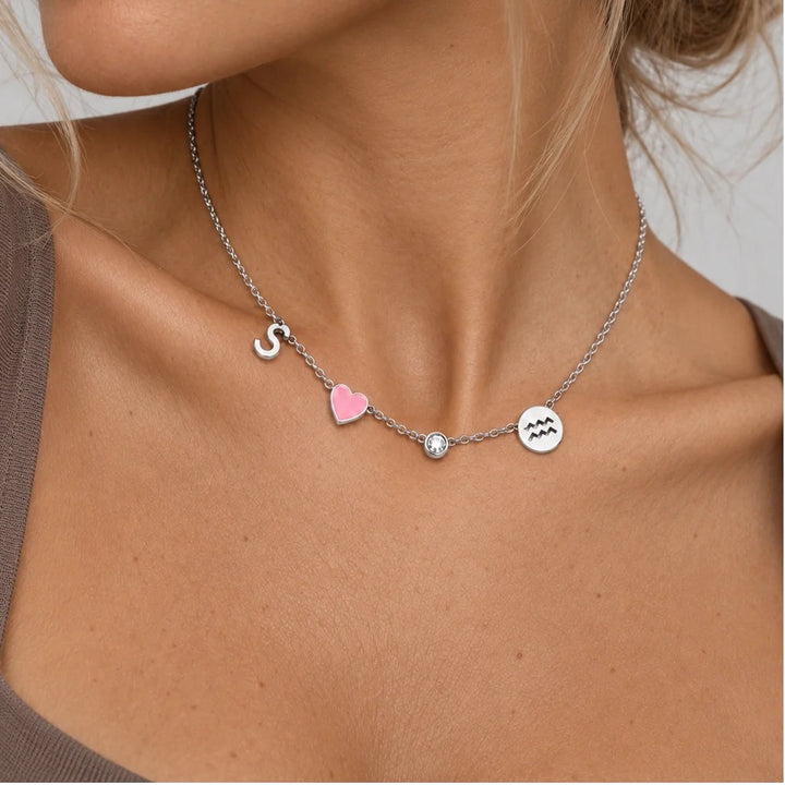 COLLIER AVEC INITIALE EN FORME DE CŒUR