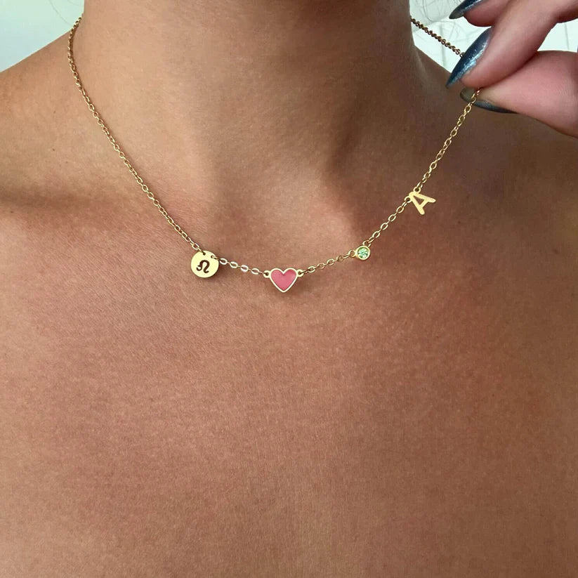 COLLIER AVEC INITIALE EN FORME DE CŒUR
