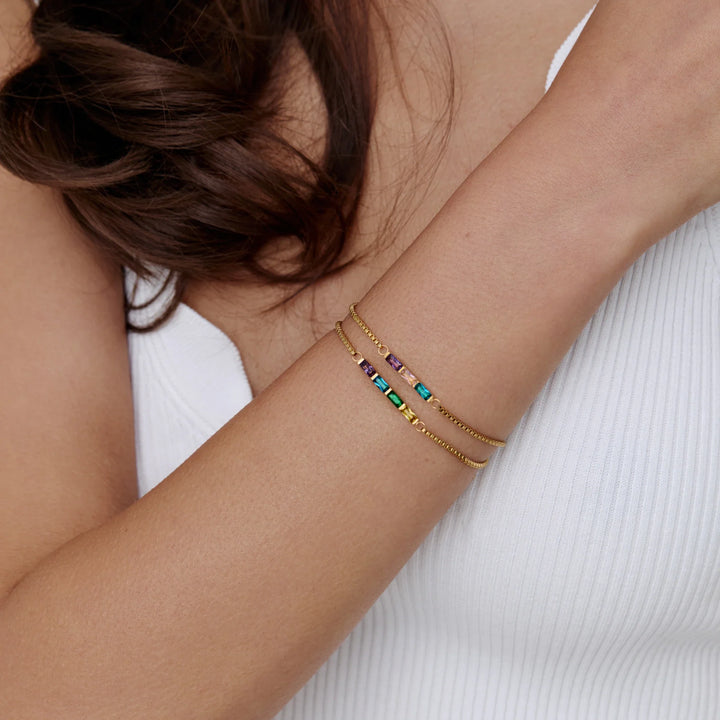 FEINES ARMBAND MIT STABANHÄNGER UND GEBURTSSTEIN