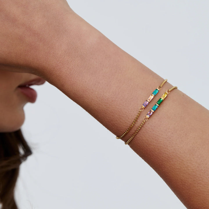 FEINES ARMBAND MIT STABANHÄNGER UND GEBURTSSTEIN